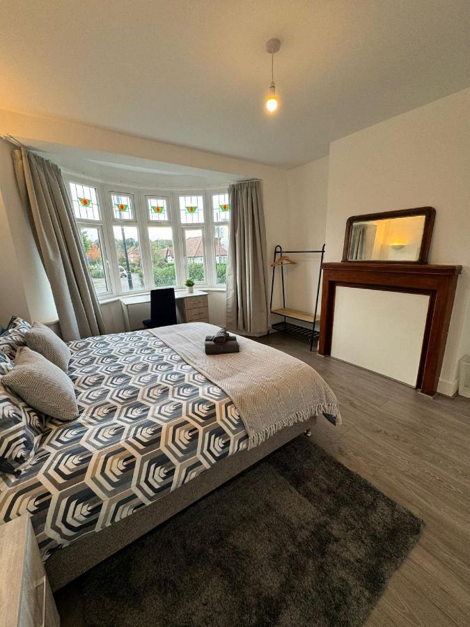 Smart Guest Rooms Fast Access To Central London Via Piccadilly Line New Southgate Ngoại thất bức ảnh