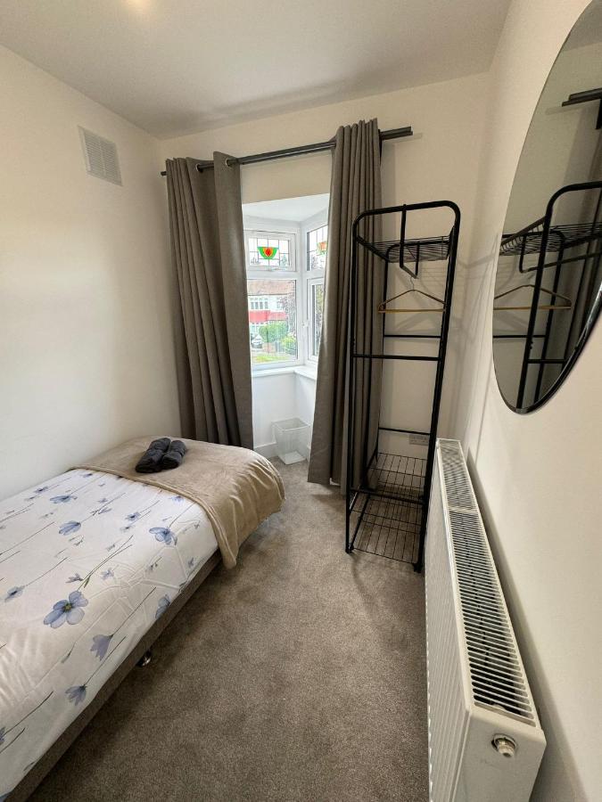 Smart Guest Rooms Fast Access To Central London Via Piccadilly Line New Southgate Ngoại thất bức ảnh