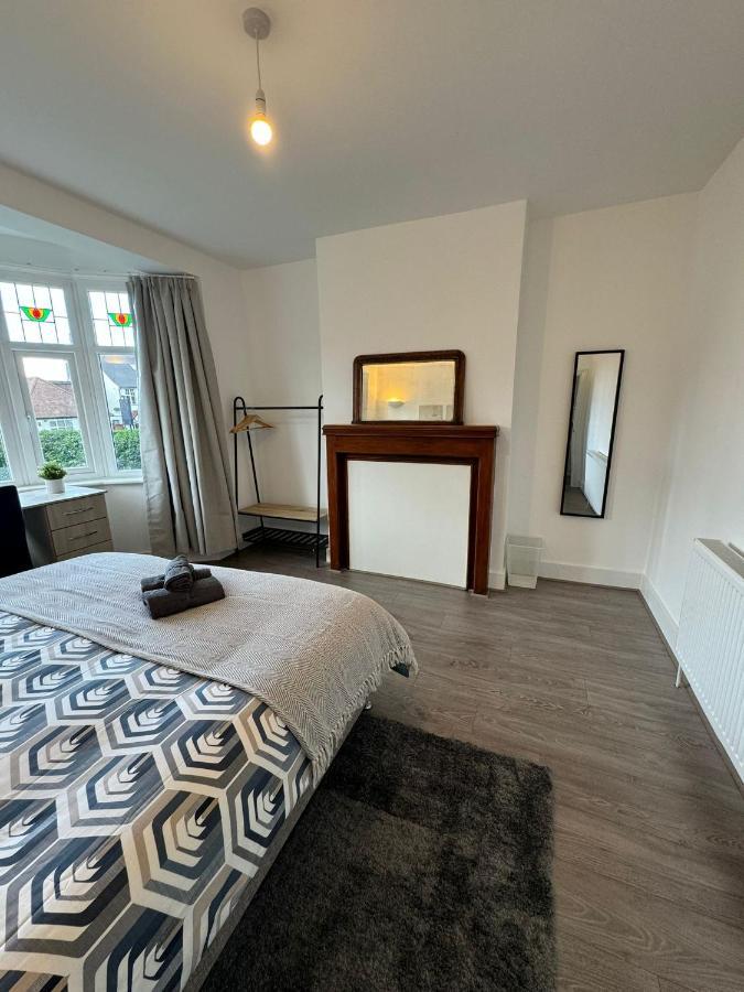 Smart Guest Rooms Fast Access To Central London Via Piccadilly Line New Southgate Ngoại thất bức ảnh